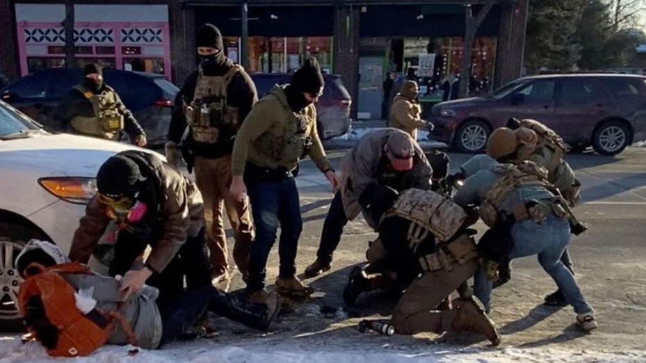 ICE在明州的暴力执法并非失控的意外，而是权力傲慢的常态。当政府将国内城市视为战场，将公民视为潜在敌人，并将宪法权利视为执法的绊脚石时，每一个走在街头的普通人——无论他是左派还是右派，无论他手中拿的是抗议标语还是合法的枪支——都已置身于准星之下。普雷蒂案敲响的警钟是：当利维坦被解开锁链，它由于饥饿而吞噬的，往往是那些曾最热切喂养它的人。