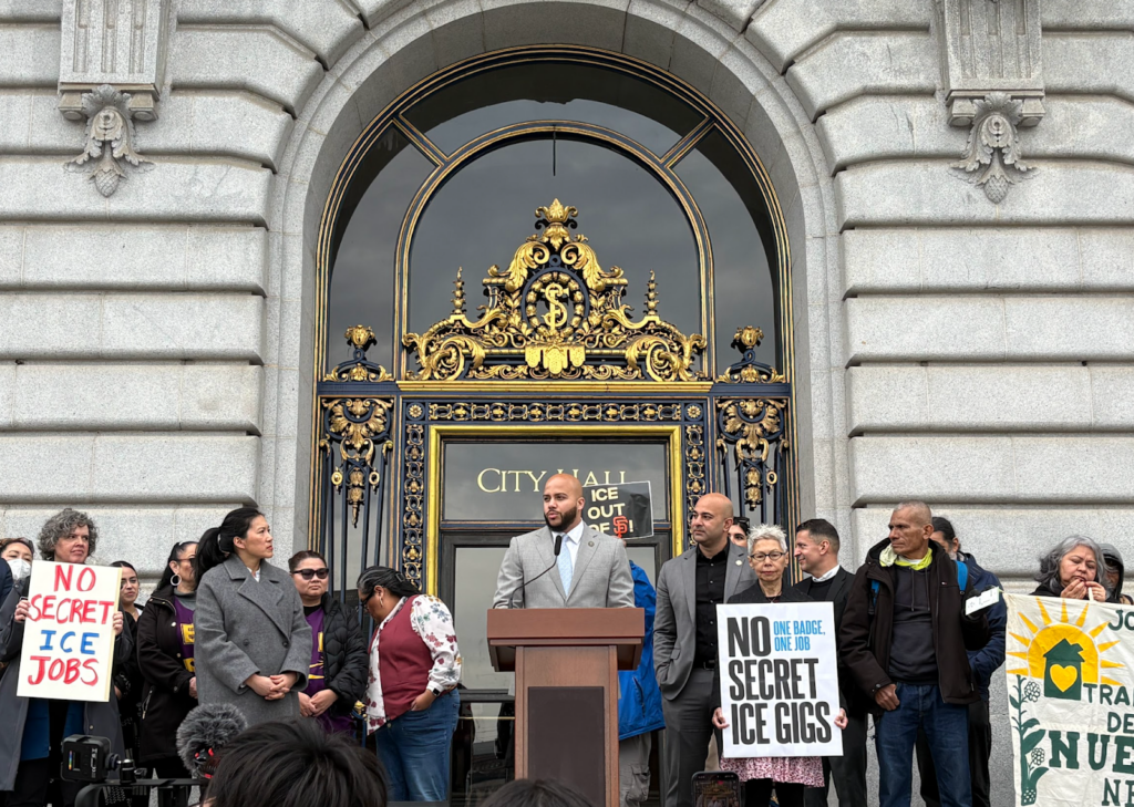 1月21日（周三），在旧金山市政府门前，数十名移民权益团体、信仰界领袖和社区居民集会，声援加州众议员布莱恩(Issac Bryan)提出的州议会法案AB 1537，并支持旧金山第五区市参事马百乐(Bilal Mahmood)在市府推动的配套决议。相关提案禁止本地和州警员在下班时间“炒更”（源自粤语，指利用业余时间从事兼职以获取额外收入）去为移民及海关执法局(ICE)或国土安全部工作。