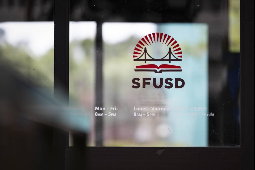 罢工源于工会与旧金山联合校区(SFUSD)长达近一年的合同谈判破裂，双方在薪资、家庭医保负担、人力、对为特殊需求学生提供更多资源以及移民学生保护条款等问题上未能达成协议。
