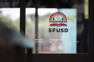 罢工源于工会与旧金山联合校区(SFUSD)长达近一年的合同谈判破裂，双方在薪资、家庭医保负担、人力、对为特殊需求学生提供更多资源以及移民学生保护条款等问题上未能达成协议。