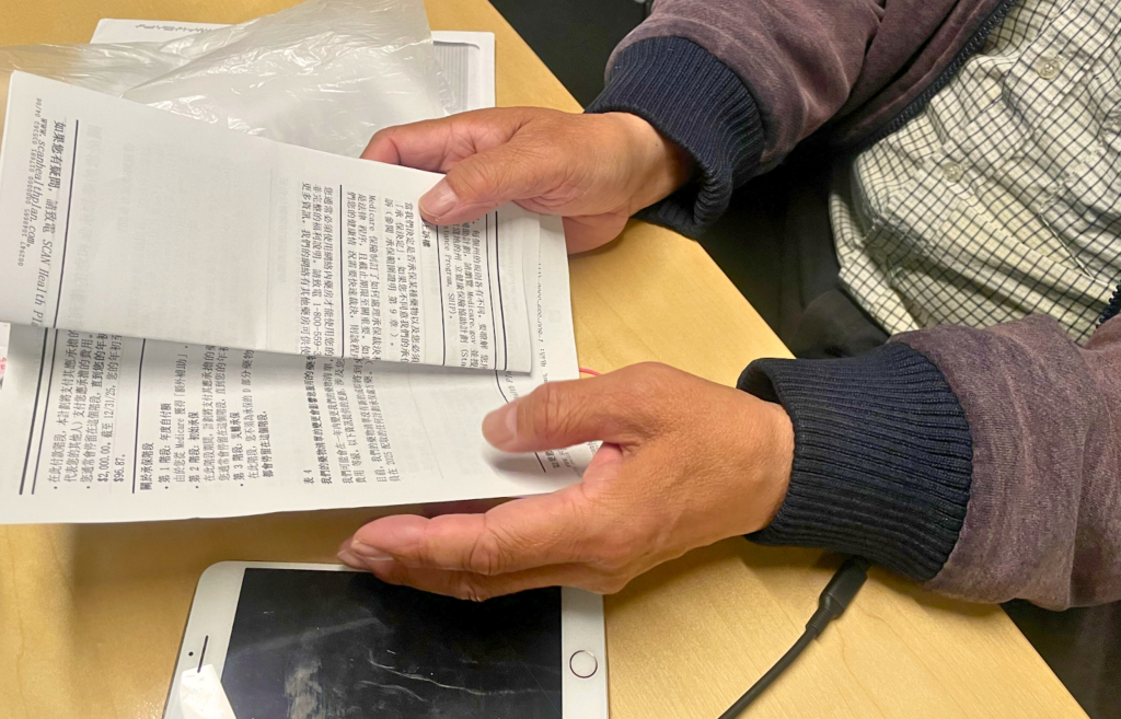 伍生感叹，如今物价飞涨，光是菜价，就比他刚来时涨了不止十倍。在街市买菜时，他也经常听到街坊感叹“什么都涨价”。他苦笑着说，在没有收入的情况下，只能“少买点菜、少吃点”。