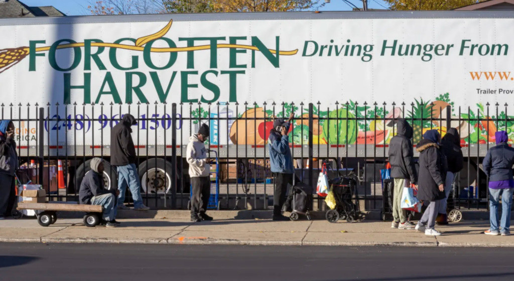 进入 2025 年后，压力进一步扩散到食品、能源等日常必需品。美国农业部预计，2025 年食品价格继续上涨，其中食品杂货杂货价格预计上涨 2.4%，外出就餐价格上涨 3.9%，整体食品成本涨幅高于过去二十年的长期平均水平。与此同时，整体工资水平的增长在不同人群、行业和时间段内表现不一，一些统计显示，长期工资增长未大幅跑赢生活成本，这意味着许多家庭在食品等日常开支上的压力依然显著。